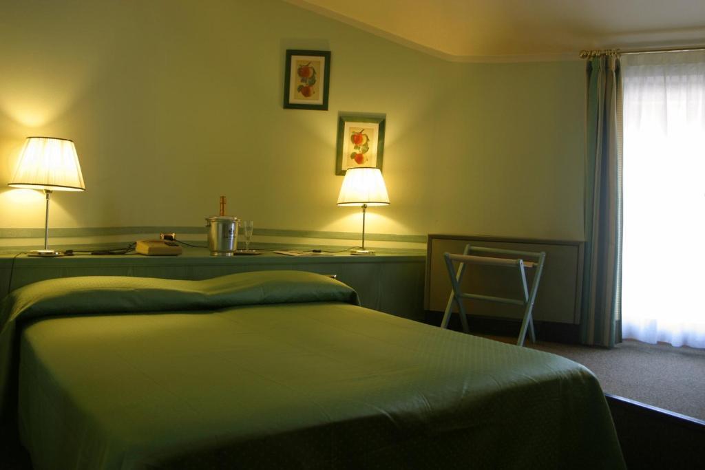 Albergo Della Corona Binasco Ngoại thất bức ảnh